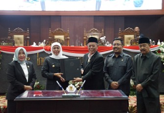 Gubernur Jawa Timur Khofifah Indar Parawansa menyampaikan nota KUA-PPAS Anggaran Pendapatan dan Belanja Daerah Tahun 2024 ke DPRD Jatim, Senin 14 Agustus 2023.