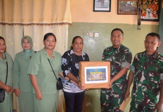 Rangkaian kegiatan dalam rangka memperingati Hari Juang TNI AD ke-78 dilanjutkan dengan melaksanakan anjangsana pemberian santunan berupa tali asih kepada Warakawuri, Kamis (14/12/2023)
