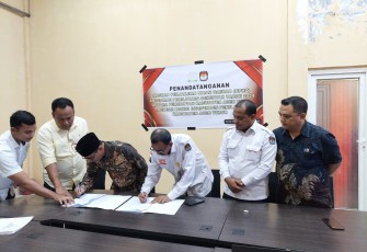 Naskah Perjanjian Hibah Daerah (NPHD) ditandatangani oleh Pj. Bupati Aceh Timur Ir. Mahyuddin, M.Si dan Ketua KIP Aceh Timur Sofyan di Hall pendopo Bupati setempat.