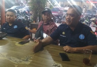 Caption : Ketua Koordinator RT/RW Desa Berjo, Sunarto (tengah), didampingi kuasa hukum warga Desa Berjo, BRM Kusumo Putro (kanan), saat memberikan keterangan kepada wartawan di Karanganyar, Kamis (13/7/2023)