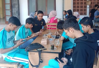 Anggota Pendim 0801/Pacitan Imbau Agar Bijak Gunakan Medsos