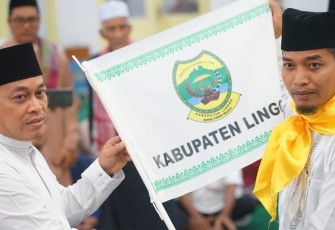 Bupati Nizar saat Secara Resmi Melepas 49 JCH Kabupaten Lingga