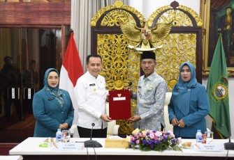 Pj Gubernur Agus Fatoni saat Serahkan Surat Tugas Plt Bupati OKI kepada Dja’far Shodiq