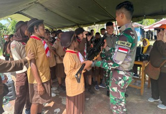 Satgas Pamtas Statis RI-PNG Yonif 122/Tombak Sakti menerima kunjungan sekitar 50 Orang siswa-siswi beserta para guru pendamping yang terdiri dari Sekolah Dasar (SD),  Sekolah Menengah Pertama (SMP) dan Sekolah Menengah Atas (SMA) SLB Negeri Pembina Provinsi Papua dalam rangka studi literasi di perbatasan RI-PNG  Skouw Kp Mosso Distrik Muaratami, Kota Jayapura, Papua Sabtu (09/12/2023)