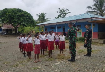 Satgas Yonif 143/TWEJ Ajarkan baris berbaris Kepada Siswa di Perbatasan RI-PNG