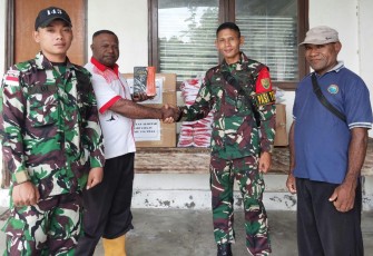 Satgas Yonif 143/TWEJ saat Bantu Al Kitab di Pedalaman Papua