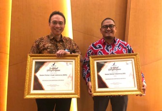Penerimaan penghargaan terhadap PB IDI diterima oleh Dr Ulul Albab, SpOG, Sekretaris Jendral (Sekjen) PB IDI dan IDAI diterima oleh Dr Piprim Basarah Yanuarso, SpA(K), Ketua Pengurus Pusat IDAI.