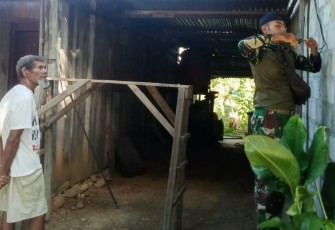 Satgas Yonif 143/TWEJ saat Bantu Atasi Masalah Listrik Warga Papua