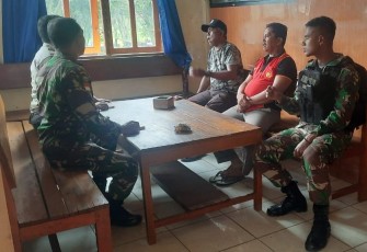 TNI-Polri saat Duduk dan Ngobrol Ciptakan Situasi Kondusif di Distrik Kelila