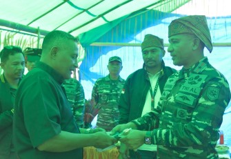 Danlantamal IX saat Salurkan Hasil Donasi Konser Amal Jukulele Ke Gereja Dusun Ukalahin