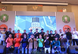 Sejumlah mantan bintang Persib berfoto bersama saat peluncuran gerakan Bandung Old Stars for GP, di Bandung (14/9/2023).