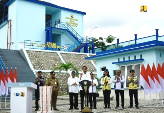 Menteri PUPR Basuki Hadimuljono mendampingi Presiden Joko Widodo meresmikan pembangunan Sistem Penyediaan Air Minum (SPAM) Kali Dendeng di Kota Kupang, Provinsi Nusa Tenggara Timur, Rabu (6/12/2023). 