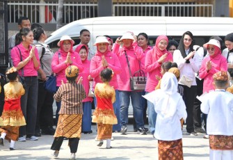 Iriana Jokowi dan Lilik Umi Nashriyah mendemonstrasikan gerakan Cuci Tangan Pakai Sabun (CTPS) di Surabaya, Jawa Timur, Kamis (26/10/2023).