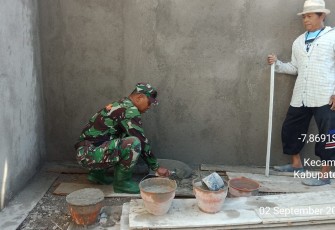 Babinsa Kodim 0802/Ponorogo saat Ikut Kerja Bakti Bangun Mushala 