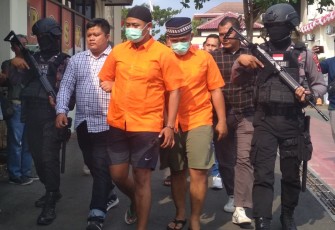 TI dan DI, tersangka kasus penganiayaan dalam bentrokan suporter Persis Solo kelompok Garis Keras dan B6 di depan kampus UNSA Palur, saat digelandang di Mapolres Karanganyar, Kamis (13/7/2023).