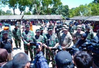 Panglima TNI Laksamana TNI Yudo Margono, S.E.,M.M. didepan awak media usai pelaksanaan bakti sosial berupa pengobatan dan pemberian sembako bagi masyarakat yang bertempat tinggal di sekitar wilayah Puslatpur 5 Marinir Baluran Jawa Timur, Minggu (10/9/2023).
