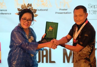 Dokter TNI AL saat Terima Penghargaan dalam Indonesia Association Othodontis Annual Meeting di Makassar