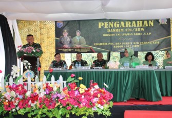 Komandan Korem 121/Abw Brigjen TNI Luqman Arief, S.I.P., didampingi Ketua Persit KCK Koorcab Rem 121 PD XII Tanjungpura, Ny. Mia Luqman Arief, mengunjungi Kodim 1202/Skw, Kota Singkawang, Kalimantan Barat, Kamis (28/12/2023)