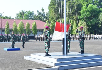 Personel TNI AL Lantamal VI Ikuti Upacara Bendera 17 an