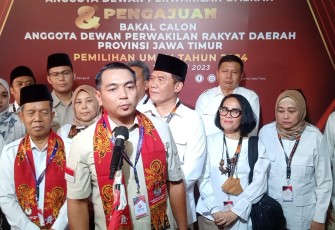 DPD Partai Gerindra Jawa Timur saat mendaftarkan 120 bakal calon legislatif (bacaleg) mereka ke KPU Jatim, Sabtu (13/5/2023).