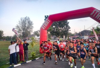 Sekda Bintan saat Lepas Peserta Pelari Tanjunguban Run 8K
