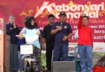 Pembagian hadiah dalam acara Karnaval dan Festival Seni Budaya Milenial, Minggu 10 September 2023.
