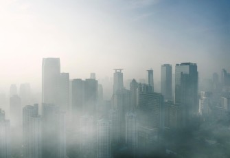 Gedung – gedung pencakar langit diselimuti asap polusi foto : @creativaimages 