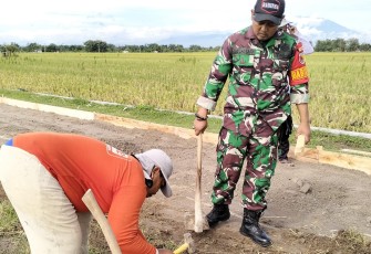 Babinsa Bersama Warga Laksanakan Kerja Bakti