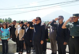 Wali Kota Maurits Mantiri dan Wakil Walikota Hengky Honandar saat melakukan ziarah