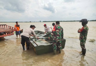 Kodim 0718/Pati turunkan satu perahu dilokasi banjir