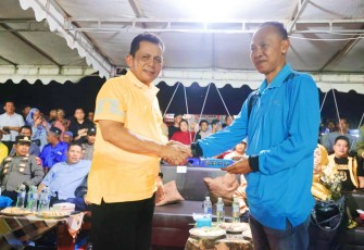 Gubernur Ansar Tutup Turnamen Bola Voli Masyarakat Tajur Biru