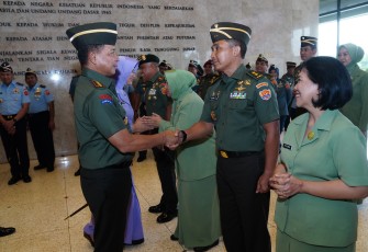 Panglima TNI Jenderal TNI Agus Subiyanto secara resmi menerima laporan korps kenaikan pangkat 12 orang Perwira Tinggi TNI, bertempat di Ruang Hening Mabes TNI, Cilangkap, Jakarta Timur, pada Selasa, 19 Desember 2023