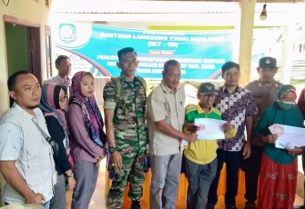 Penyaluran BLT-DD di Kantor Desa Suka Banjar