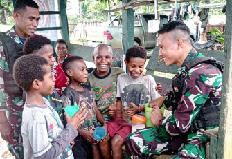 Satgas Yonif 310/KK Nikmati Susu Bersama Anak anak Papua