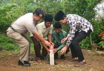 Wakil Bupati Trenggalek, Syah Muhammad Natanegara, saat ikut memasang patok batas di Desa Sukosari, Kecamatan Trenggalek, Kabupaten Trenggalek, Jum'at (3/2/2023) (Foto : Hardi Rangga klikwarta.com)