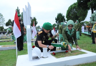 Pangdam I/BB  Mayjen TNI Mochammad Hasan saat ziarah rombongan dalam rangka memperingati Hari Juang TNI AD ke-78 di TMP Bukit Barisan Jalan SM Raja Medan, Kamis (14/12)
