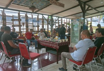 Kapolres Bitung, AKBP Tommy Bambang Souissa, SIK saat ngopi bareng ormas adat pada Jumat Curhat