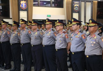 Kepolisian Negara Republik Indonesia (Polri) menggelar upacara kenaikan pangkat atau Korps Raport, Sabtu (30/12/2024). Ada 22 perwira tinggi (Pati) dan 211 perwira menengah (pamen) berpangkat Kombes