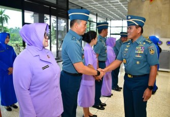 Kepala Staf Angkatan Laut (Kasal) Laksamana TNI Muhammad Ali seusai memimpin Upacara Pelaporan Korps Kenaikan Pangkat bertempat di Lobby Gedung RE. Martadinata, Mabesal, Cilangkap, Jakarta Timur, Rabu (6/12).