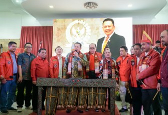 Bamsoet saat membuka Rakornas II Pemuda Batak Bersatu di Bekasi, Jumat (21/7/23).