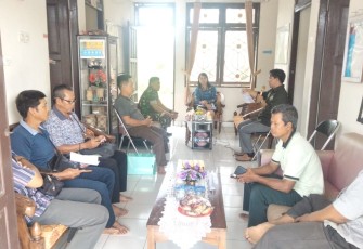 Pererat Sinergitas Babinsa Koramil Manuhing Komsos Dengan Perangkat Kelurahan