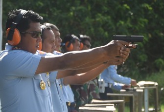 Lanud RSA melaksanakan latihan menembak di Lapangan Tembak Pasopati Shooting Range Lanud RSA, Natuna Provinsi Kepulauan Riau. Rabu (20/12/2023).