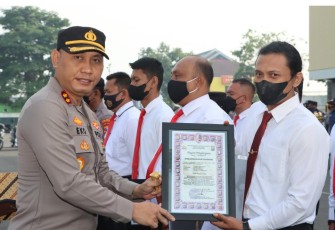 Kapolres Tulungagung Polda Jatim AKBP Eko Hartanto, SIK, MH, saat memberikan penghargaan kepada Anggota yang berprestasi