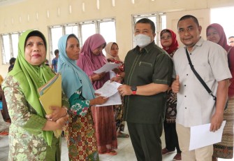 Bupati Tapanuli Selatan H Dolly Pasaribu saat mengunjungi Puskesmas