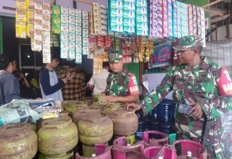 Danramil Terjunkan Babinsa Dampingi DKUMPP Palangka Raya Sidak Pangkalan Gas LPG 3 Kg Bersubsidi 