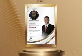 Direktur Utama Bank Jatim Busrul Iman sukses menyabet penghargaan sebagai Best Leader for Sustainability Acceleration Through Synergy and Expansion of Regional Digitalization