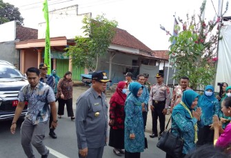 Bupati Tulungagung didampingi Ketua TPPKK Kabupaten saat menyambut Ketua Tim Penilai Lomba dari Provinsi Jatim di Desa Sumberejo Kulon 