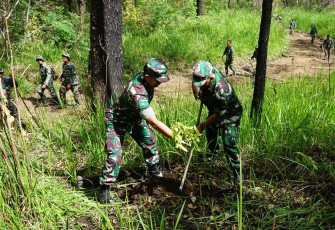 Danrem 081/DSJ Kolonel Inf H. Sugiyono saat penanaman bibit pohon bersama Pangdiv 2 Kostrad Mayjen TNI Haryanto dan Dandim 0805/Ngawi Letkol Arm Didik Kurniawan di Desa Girimulyo, Kecamatan Jogorogo, Kabupaten Ngawi, Sabtu (16/12/2023)