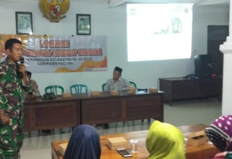 Babinsa Koramil 0801/08 Tulakan saat Berikan Bimbingan Peran dan Fungsi Linmas