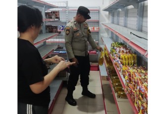 Polsek Dabo Singkep Cek Minyak Goreng dan BBM
